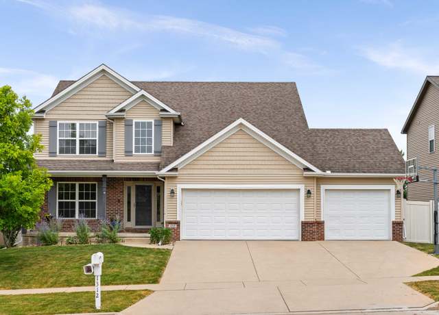 Property at 1312 Wicklow Dr, Bloomington, IL 61705, 5 beds, 3.5 baths