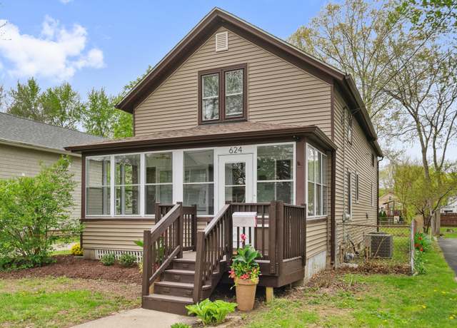 Property at 624 Grand Ave, Aurora, IL 60506, 3 beds, 2 baths