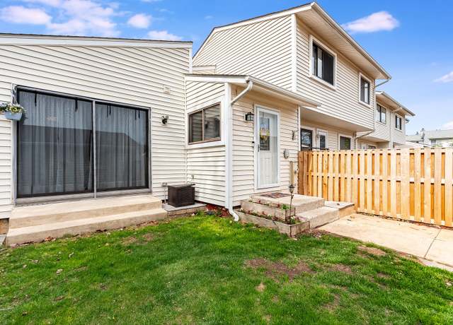 Property at 10 Wake Robin Ct, Woodridge, IL 60517, 2 beds, 1 bath