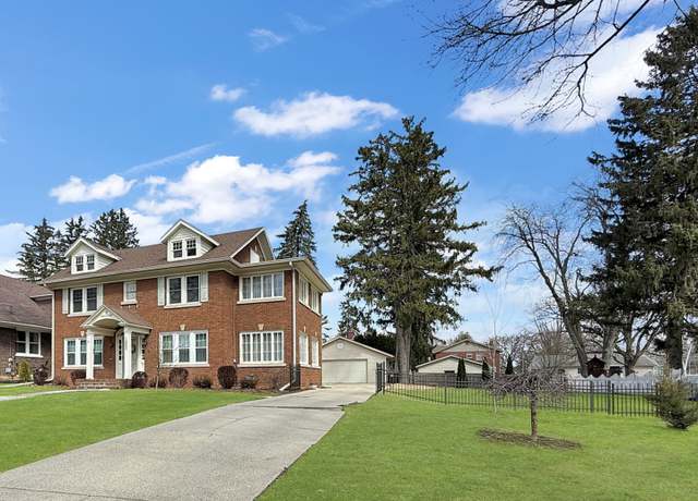 Property at 1402 W Lincoln Blvd, Freeport, IL 61032, 4 beds, 2.5 baths