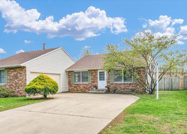 Property at 1907 Bittersweet Dr, Champaign, IL 61821, 3 beds, 2 baths