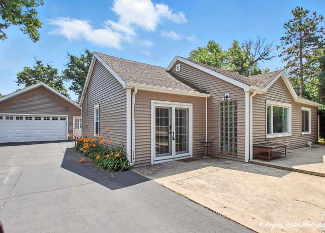 Property at 2912 Magellan Dr, Mchenry, IL 60051, 2 beds, 1 bath