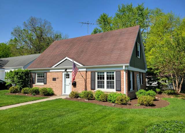 Property at 401 S Fourth Ave, Libertyville, IL 60048, 3 beds, 2 baths