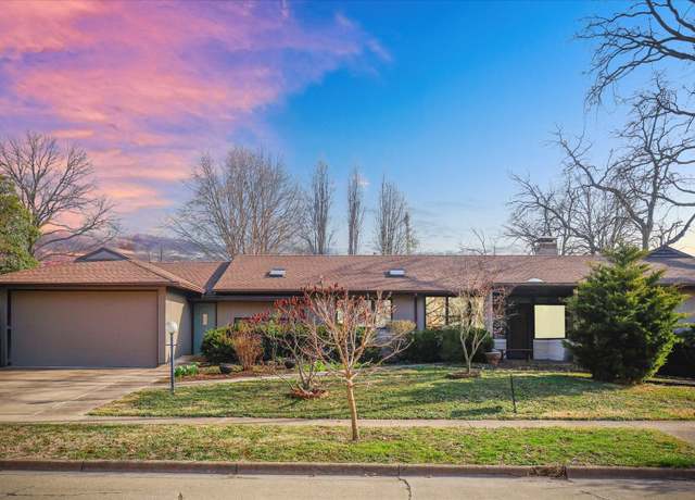 Property at 805 W Delaware Ave, Urbana, IL 61801, 3 beds, 2.5 baths