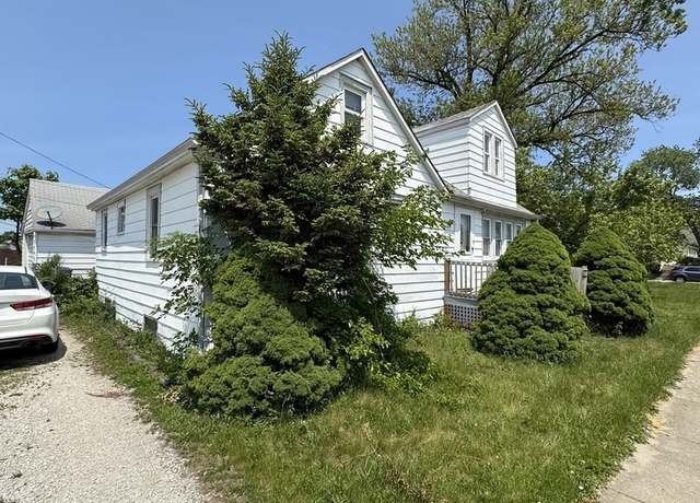 Property at 9548 Merrimac Ave, Oak Lawn, IL 60453, 3 beds, 1.5 baths
