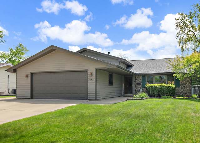 Property at 933 Gregory Ln, Schaumburg, IL 60193, 5 beds, 3 baths