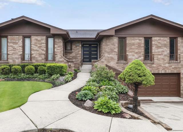 Property at 2819 S Briarwood Dr W, Arlington Heights, IL 60005, 4 beds, 4.5 baths