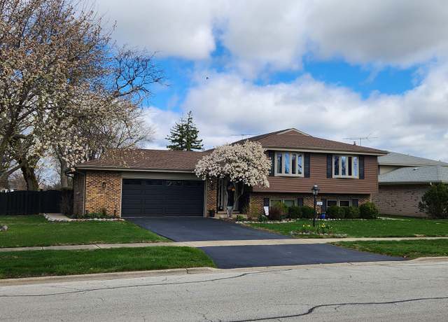 Property at 1016 W Willow Ln, Mount Prospect, IL 60056, 4 beds, 3 baths