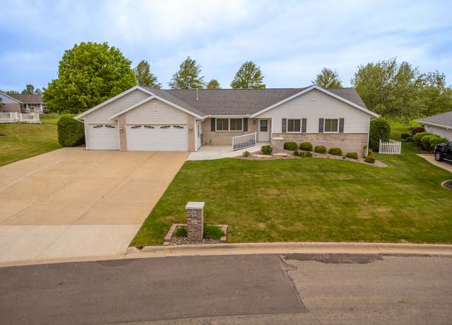 Property at 105 Rollin Dr, Lena, IL 61048, 4 beds, 3 baths