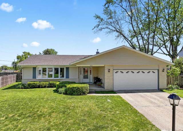 Property at 1805 E Tano Ln, Mount Prospect, IL 60056, 3 beds, 2.5 baths
