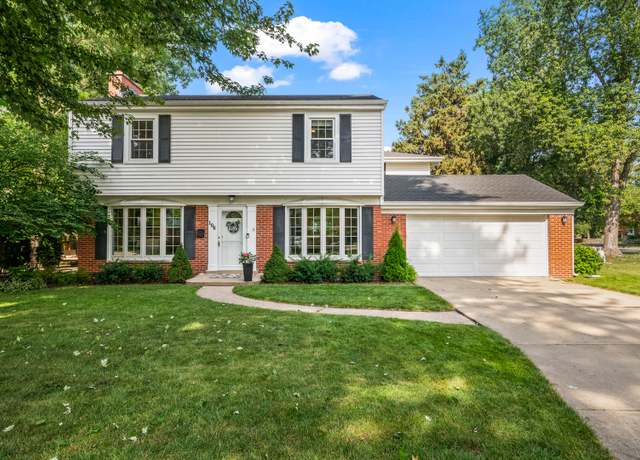 Property at 106 S Stratford Rd, Arlington Heights, IL 60004, 3 beds, 2.5 baths