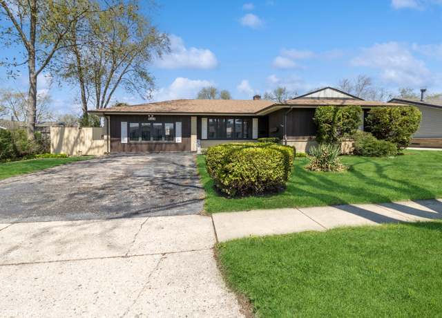 Property at 210 Walnut Ln, Elk Grove Village, IL 60007, 3 beds, 2 baths