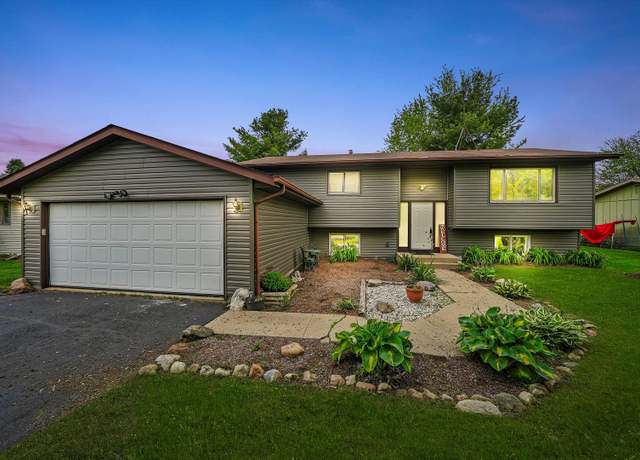 Property at 9619 Woods Ln, Hebron, IL 60034, 5 beds, 2 baths