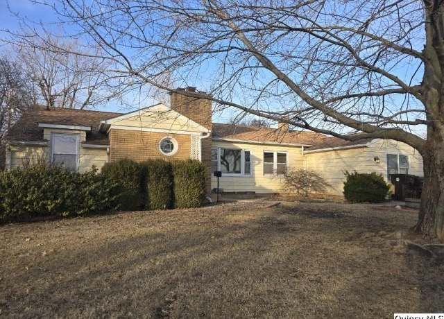 Property at 825 Augusta Rd, Carthage, IL 62321, 3 beds, 2 baths