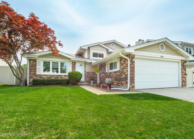 Property at 1018 E Meadow Lake Dr, Palatine, IL 60074, 3 beds, 2 baths