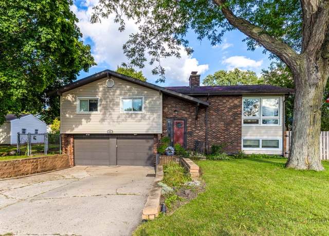 Property at 571 Nash Rd, Crystal Lake, IL 60014, 3 beds, 2.5 baths