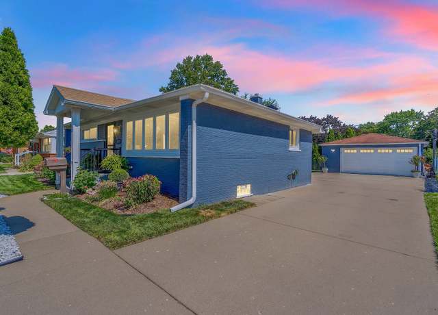 Property at 1193 Mohawk Dr, Elgin, IL 60120, 3 beds, 2 baths