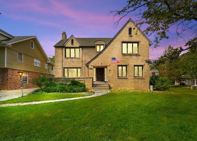 Property at 219 E Saint Charles Rd, Elmhurst, IL 60126, 4 beds, 1.5 baths