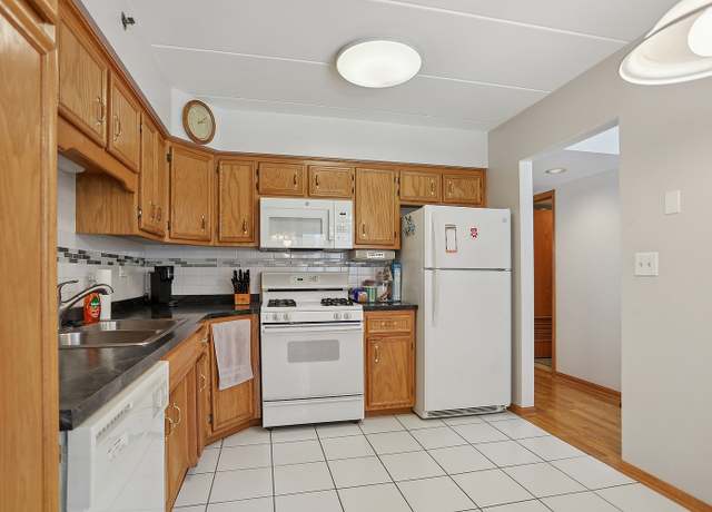 Property at 10238 Southwest Hwy Unit 1B, Chicago Ridge, IL 60415, 2 beds, 2 baths