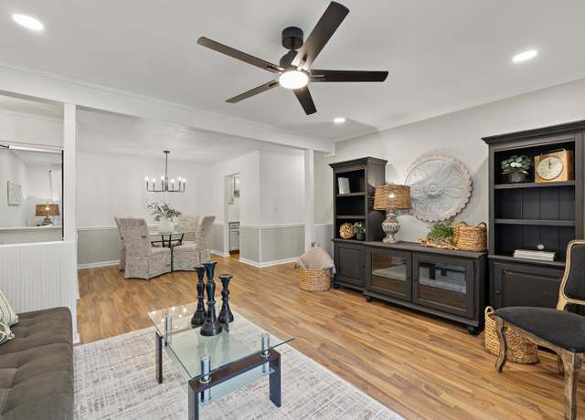 Property at 569 Somerset Ln #2, Crystal Lake, IL 60014, 2 beds, 2 baths