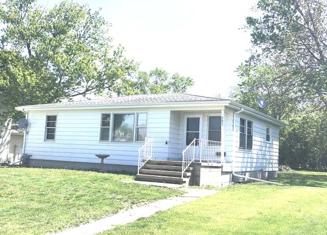 Property at 207 N Thomas St, Gilman, IL 60938, 3 beds, 1 bath