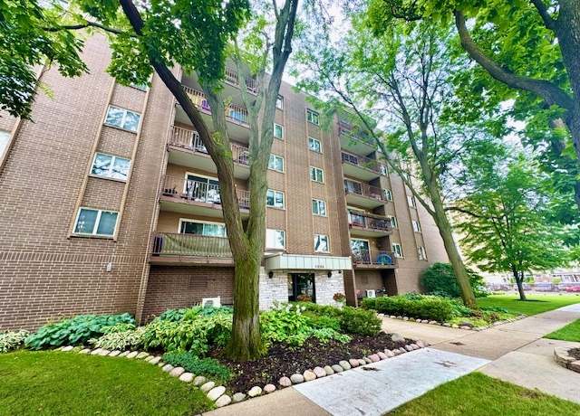Property at 1365 Ashland Ave #604, Des Plaines, IL 60016, 2 beds, 2 baths
