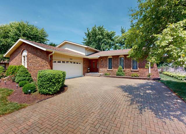 Property at 1608 E Crabtree Dr, Arlington Heights, IL 60004, 3 beds, 2.5 baths