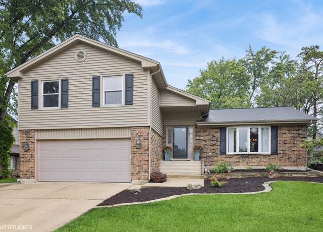 Property at 647 Farnham Ln, Wheaton, IL 60189, 3 beds, 2.5 baths