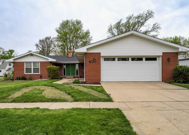 Property at 1306 Ewing St, Bloomington, IL 61701, 3 beds, 2.5 baths