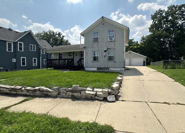 Property at 334 N Crystal St, Elgin, IL 60123, 3 beds, 1 bath
