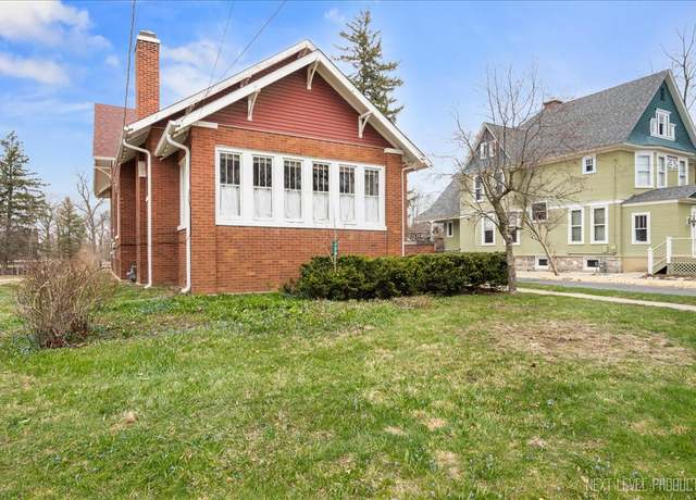 Property at 328 W Judd St, Woodstock, IL 60098, 3 beds, 2 baths