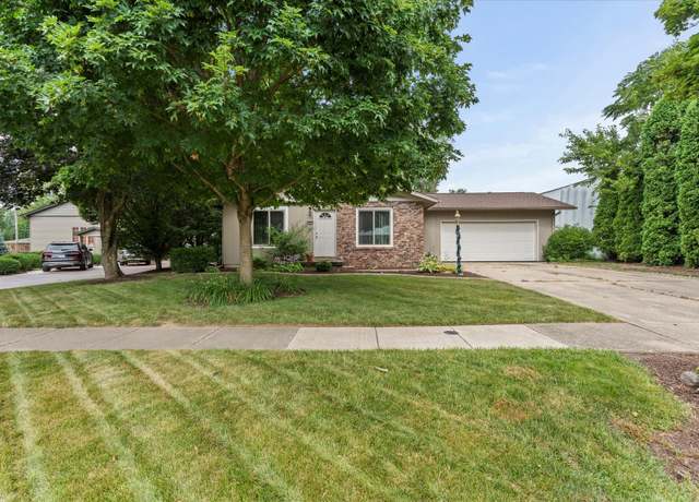Property at 805 Center St, Mahomet, IL 61853, 3 beds, 1.5 baths