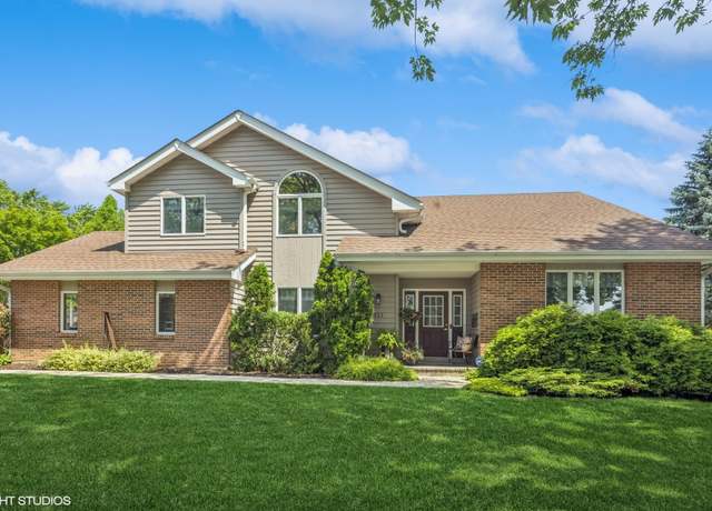 Property at 321 Blackhawk Dr, Westmont, IL 60559, 4 beds, 2.5 baths