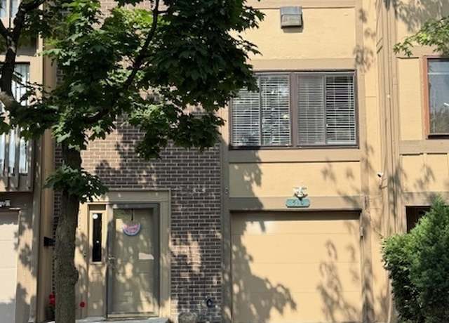 Property at 510 Isle Royal Bay, Roselle, IL 60172, 2 beds, 1.5 baths