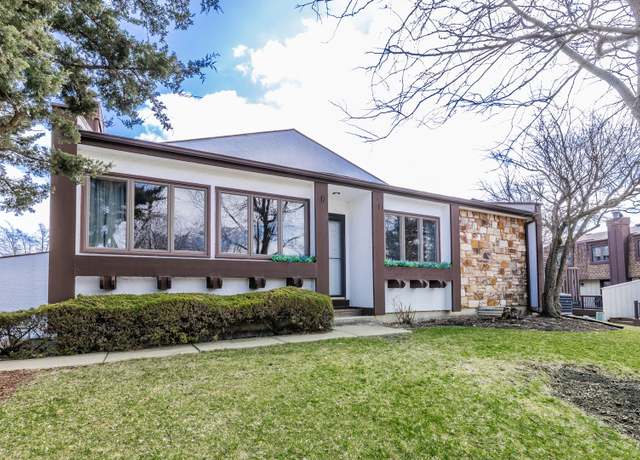 Property at 1 Cascade Dr, Indian Head Park, IL 60525, 3 beds, 2.5 baths