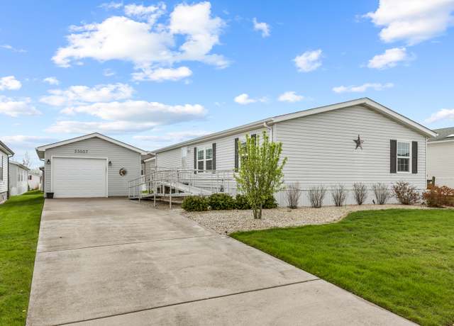 Property at 23007 S Balmoral Dr, Frankfort, IL 60423, 3 beds, 2 baths
