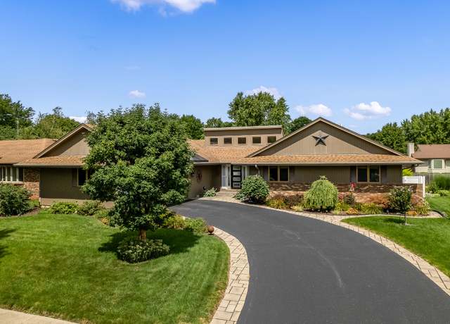 Property at 6834 Clovernook Rd, Rockford, IL 61107, 3 beds, 2.5 baths