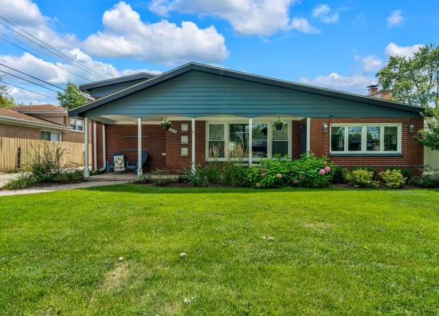 Property at 5009 W 105th St, Oak Lawn, IL 60453, 4 beds, 2.5 baths