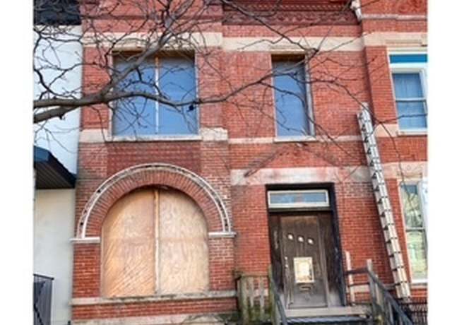 Property at 2713 W Warren Blvd #1, Chicago, IL 60612, 4 beds, 2 baths