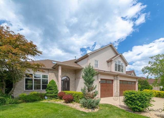 Property at 674 Goldenrod Dr, Bolingbrook, IL 60440, 3 beds, 2.5 baths