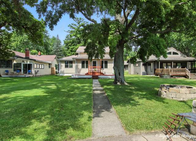 Property at 312 Country Club Dr, Mchenry, IL 60050, 3 beds, 2 baths