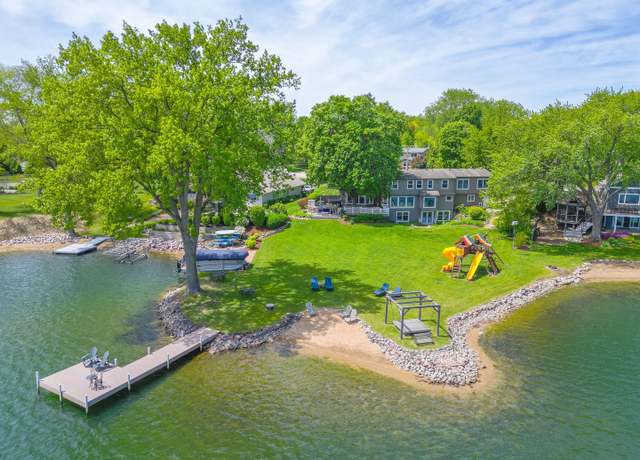 Property at 912 Sandstone Dr, Libertyville, IL 60048, 5 beds, 4.5 baths