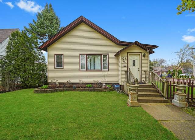 Property at 555 Douglas Ave, Elgin, IL 60120, 5 beds, 1.5 baths