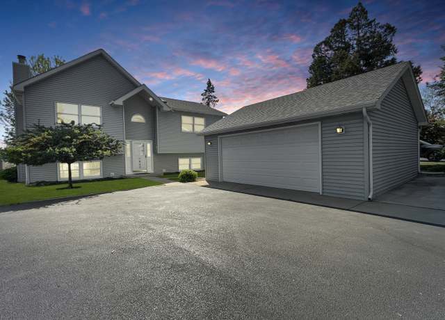 Property at 1905 E Grand Ave, Lindenhurst, IL 60046, 2 beds, 2.5 baths