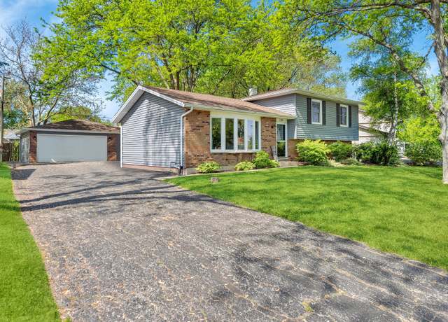 Property at 2109 Sprucewood Ln, Lindenhurst, IL 60046, 3 beds, 2 baths