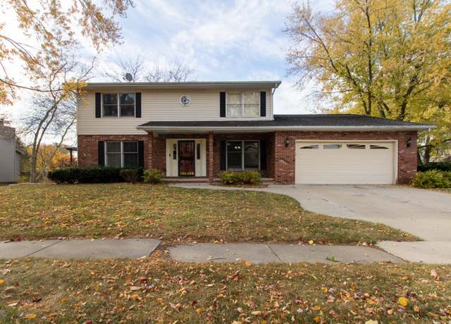 Property at 7 Kenfield Cir, Bloomington, IL 61704, 3 beds, 2.5 baths