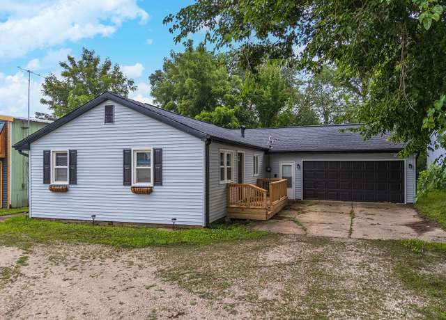 Property at 1500 E Jefferson St, Clinton, IL 61727, 3 beds, 1 bath