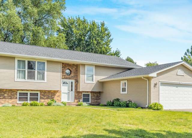 Property at 529 White Birch Rd, Lindenhurst, IL 60046, 4 beds, 3 baths