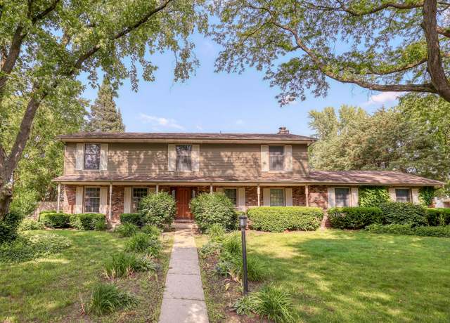 Property at 6S503 Bridlespur Dr, Naperville, IL 60540, 4 beds, 3.5 baths