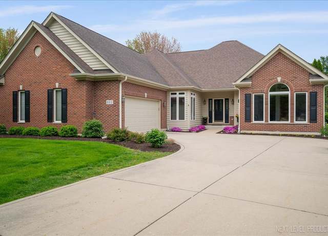 Property at 985 Pinecrest Dr, Sugar Grove, IL 60554, 4 beds, 3.5 baths